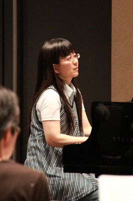 練習ピアノ担当の永野栄子さん