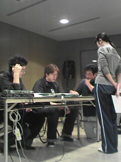 左から杉山さん、雑賀さん。ラボ生高津さん、矢野さん